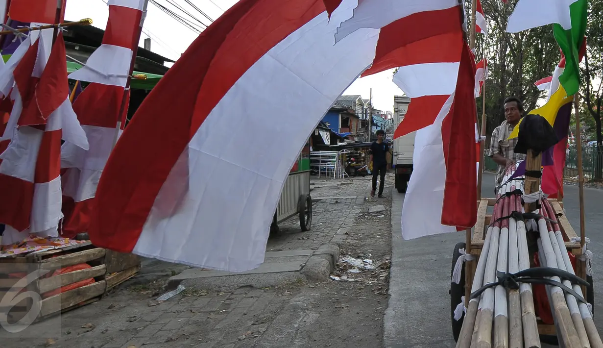 Salah satu pedagang bendera Merah Putih dan pernak-pernik perayaan 17 Agustus di kawasan Pasar Agung, Depok, Selasa (4/8/2015). Menjelang Hari Kemerdekan RI, sejumlah pedagang bendera musiman mulai berdatangan. (Liputan6.com/Yoppy Renato)
