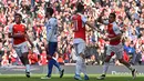 Striker Arsenal, Alexis Sanchez, merayakan gol yang dicetaknya ke gawang Crystal Palace pada laga Liga Premier Inggris di Stadion Emirates, London, Minggu (17/4/2016). Gol tunggal Arsenal tercipta pada menit ke-45. (AFP/Ben Stansall)