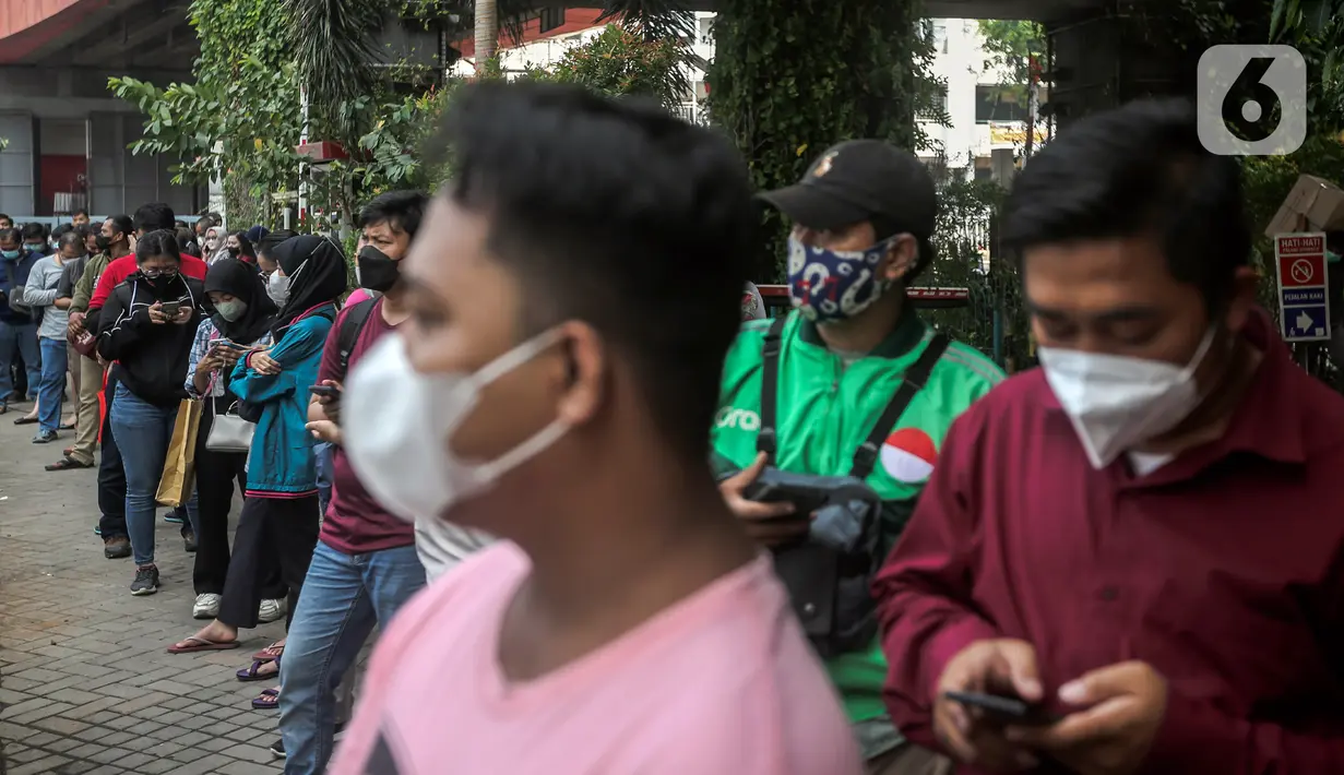 Warga antre untuk menukarkan uang rupiah kertas baru emisi 2022 di Pasar Senen, Jakarta, Selasa (23/8/2022). Bank Indonesia (BI) baru saja meluncurkan uang rupiah kertas baru emisi 2022 bersamaan dengan momen HUT ke-77 RI. (Liputan6.com/Faizal Fanani)