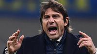 Pelatih Inter Milan, Antonio Conte, memberi arahan saat melawan Cagliari pada laga Coppa Italia di Stadion Giuseppe Meazza, Rabu (15/1/2020). Inter Milan menang 4-1 atas Cagliari. (AFP/Miguel Medina)