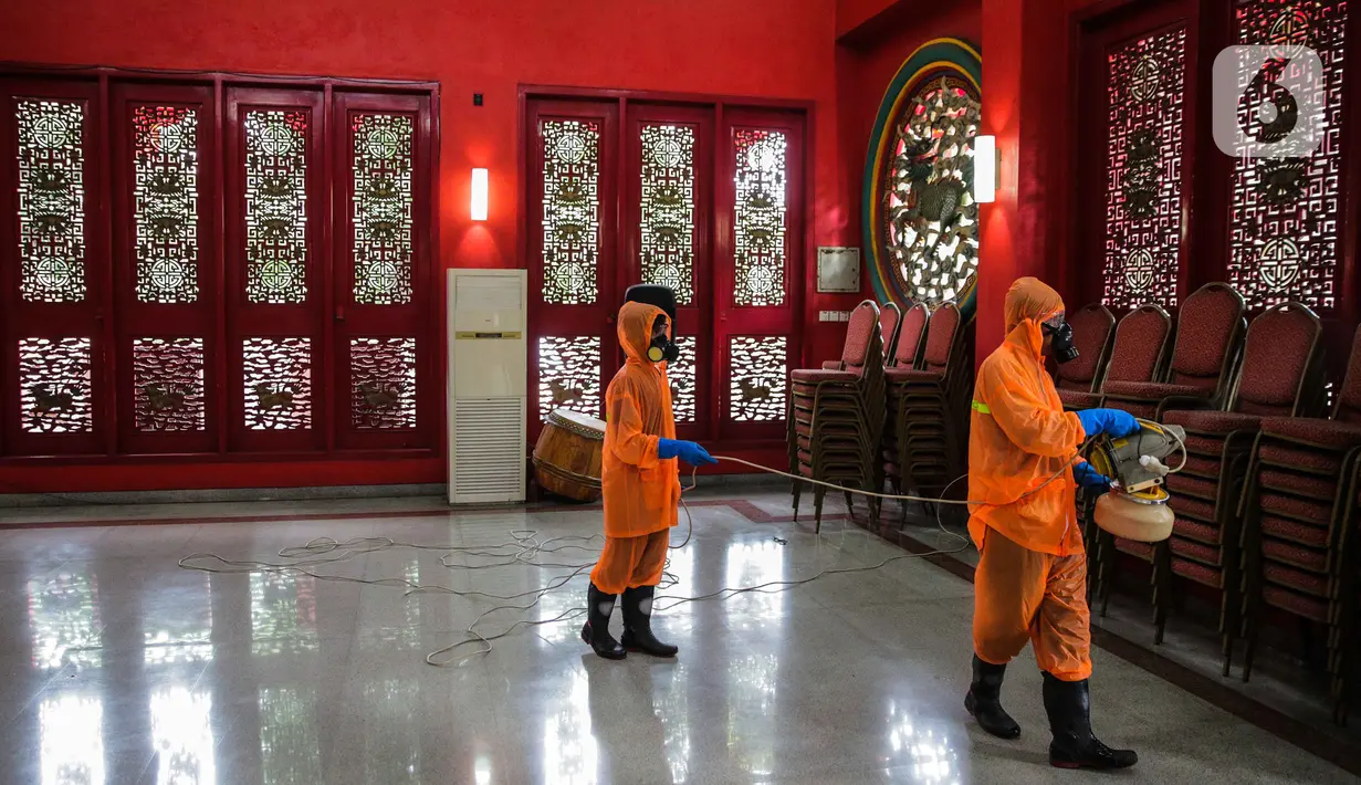 Petugas menyemprotkan cairan disinfektan di Kelenteng Kong Miao, Taman Mini Indonesia Indah, Jakarta, Rabu (18/3/2020). Penyemprotan tersebut dilakukan untuk antisipasi dan pencegahan penyebaran virus corona atau COVID-19 di lingkungan tempat peribadatan TMII. (Liputan6.com/Faizal Fanani)