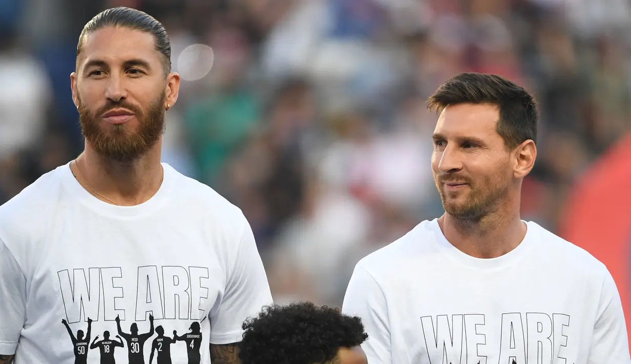 Sergio Ramos merupakan rival sengit Messi di Liga Spanyol yang saat ini berubah menjadi partner satu tim. Mereka didatangkan menuju Paris Saint-Germain pada bursa transfer musim panas ini. Ramos juga sempat bermain dengan Cristiano Ronaldo ketika membela Real Madrid. (Foto: AFP/Bertrand Guay)