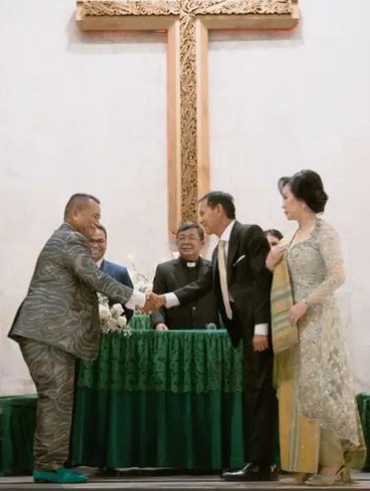 Outfit mentereng ini dipadukan dengan loafers hijau yang mencolok [@feliciahutapeaaa]