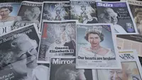 Surat kabar yang didedikasikan untuk kematian Ratu Elizabeth II terlihat di sebuah agen koran di Manchester, Inggris, Jumat (9/9/2022). Hingga saat ini, pihak istana belum menjelaskan secara rinci kondisi terakhir Ratu Elizabeth II sebelum dinyatakan meninggal dunia. (AP Photo/Jon Super)