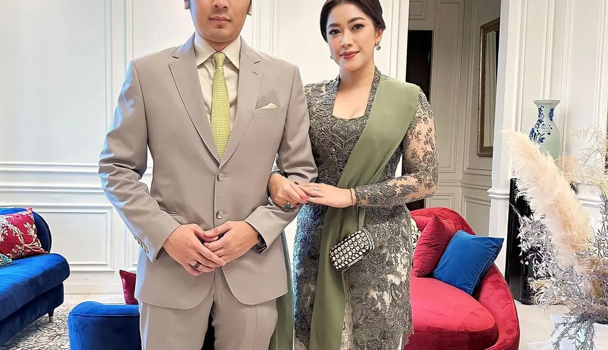Kali ini, Aliya Rajasa tampil memukau dalam balutan kebaya. Berpose bersama sang suami, Aliya Rajasa memilih kebaya kutubaru penuh payet bernuansa abu-abu tua, dipadu kain batik cokelat terang sebagai bawahan dan selendang hijau yang serasi. [Foto: Instagram/ruby_26]