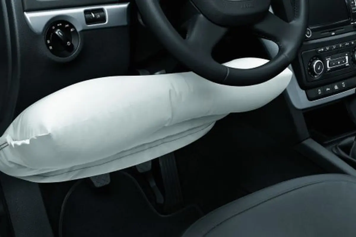 Knee airbag atau kantung udara lutut