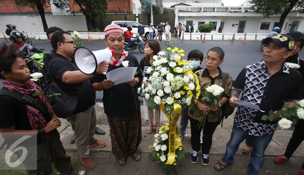 Aksi damai GKSI tersebut sebagai bentuk rasa simpatik atas kasus penembakan yang menewaskan 50 orang di klab malam komunitas LGBT di Orlando, AS, beberapa waktu lalu, Jakarta, Selasa (14/6). (Liputan6.com/ Immanuel Antonius)
