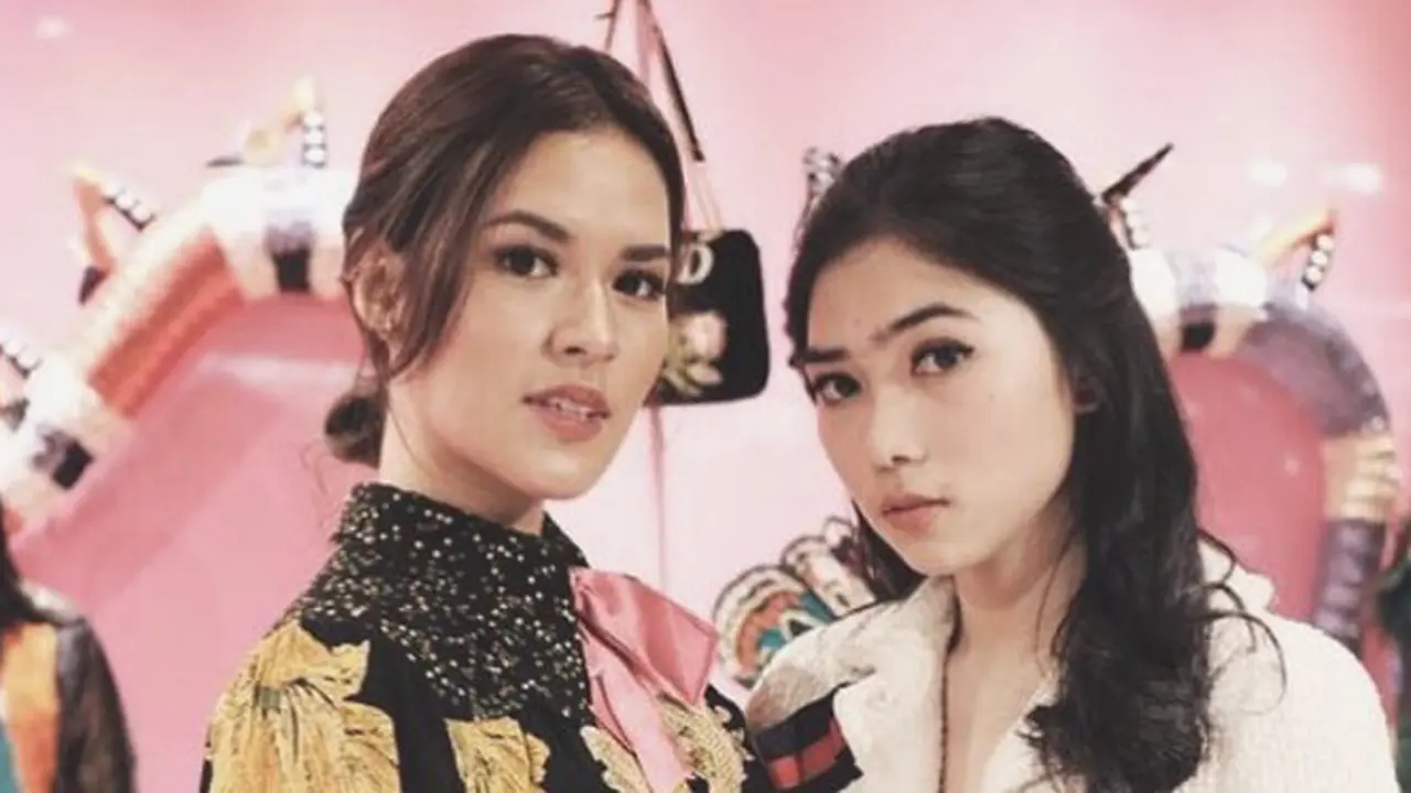 [Bintang] Seperti Perempuan Jepang, Cantiknya Raisa dan Isyana Sarasvati Berpose di bawah Pohon Sakura