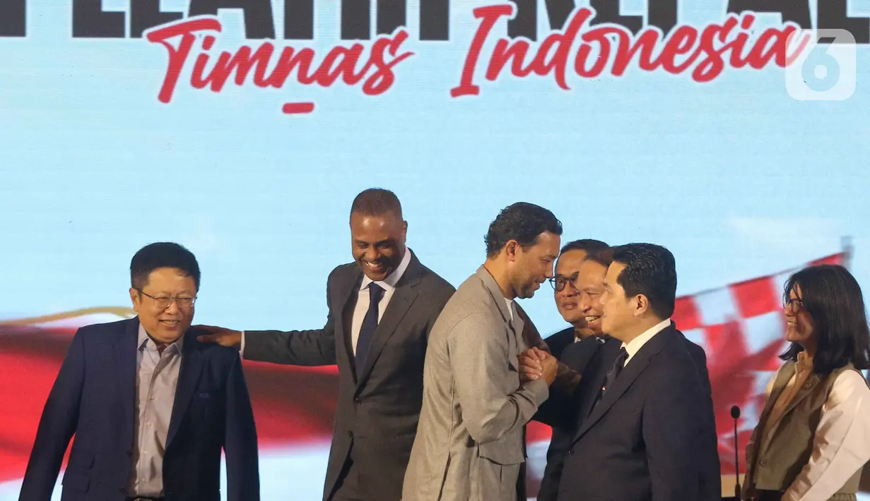 Di sisi lain publik sepak bola Indonesia menantikan bagaimana mantan pemain dan pelatih asal Belanda mampu membawa perubahan signifikan bagi performa Timnas Indonesia dan mampu membawa Skuad Garuda ke Piala Dunia 2026. (Liputan6.com/Herman Zakharia)