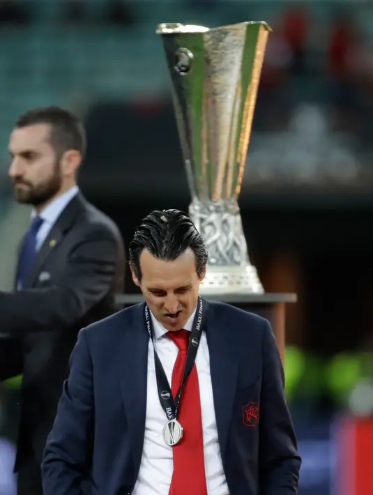 Pelatih Arsenal, Unai Emery tertunduk usai pertandingan melawan Chelsea pada Final Liga Europa di stadion Olimpiade di Baku, Azerbaijan (30/5/2019). Chelsea berhasil mengalahkan Arsenal 4-1. (AP Photo/Luca Bruno)