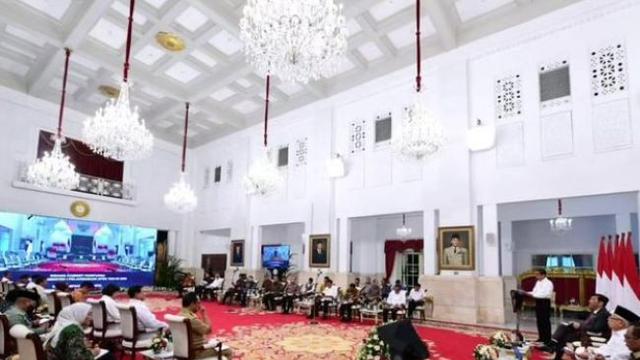 Presiden Joko Widodo (Jokowi) memberikan pidato dalam sidang kabinet paripurna di Istana Negara, Jakarta, Senin, 3 Juli 2023. (Foto: Instagram @jokowi)