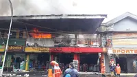 Api berkobar di lantai 2 Ruko Sport Mania, Kota Malang, Jawa Timur (Liputan6.com/Zainul Arifin)