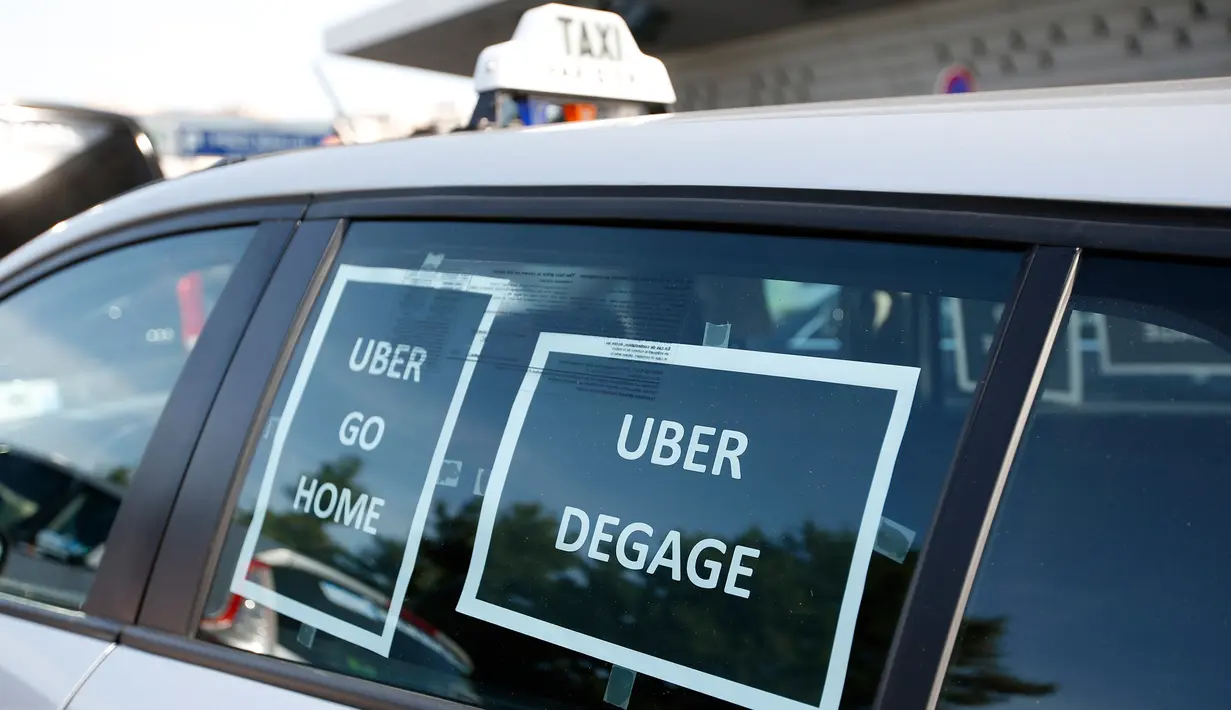 Sopir taksi Perancis, yang mogok, memblokir lalu lintas di jalan lingkar Paris selama protes terhadap mobil layanan Uber, Perancis, Kamis (25/6/2015). Para supir memprotes layanan Online taksi Uber. (REUTERS/Charles Platiau)