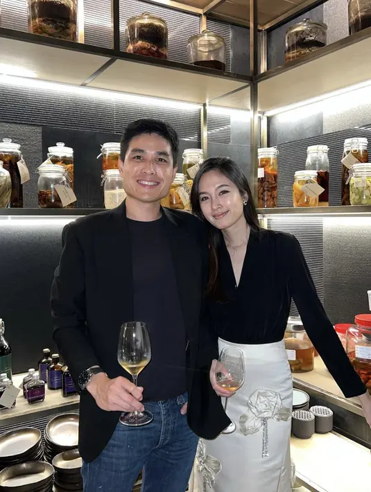 Nunsa monokrom memberikan kesan formal. Bergaya serba hitam, Nong Poy hadirkan gaya yang terlihat begitu elegan. [Foto: Instagram/ Nong Poy]