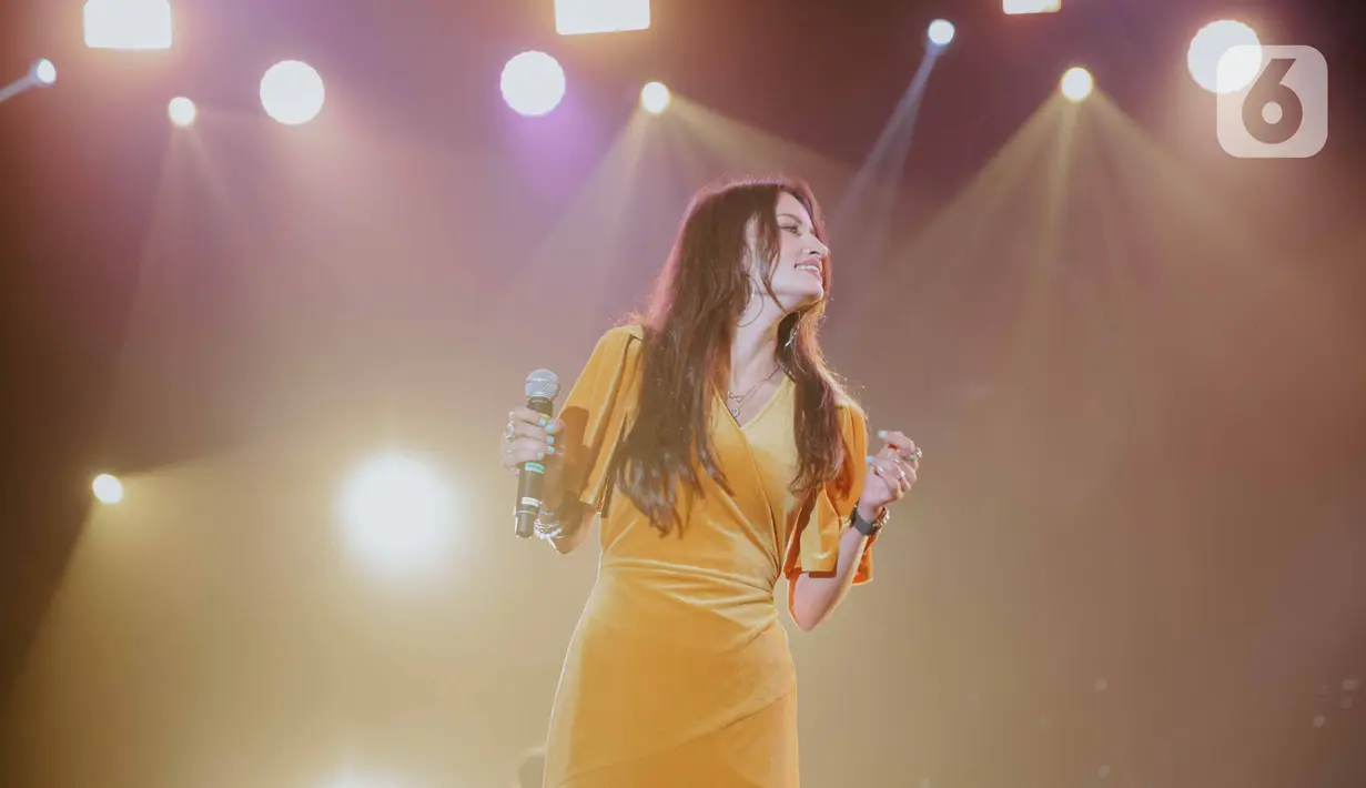 BNI Music Project featuring penyanyi Rebecca Rejiman tampil pada Jakarta International BNI Java Jazz Festival 2020 di Jakarta, Minggu (1/3/2020). BNI Music Project menampilkan kolaborasi dengan penyanyi Rizky Febian, Ardhito Pramono, Cantika, Rebecca dan Nima Ilayla. (Liputan6.com/Faizal Fanani)