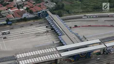 Pantauan udara bersama Whitesky Aviation kondisi lalu lintas terpantau lengang di Gerbang Tol Cikarang Utama, Jawa Barat, Senin (2/6/2019). Jumlah kendaraan yang terpantau pun dapat dikatakan sepi untuk momentum arus mudik Lebaran. (Liputan6.com/Faizal Fanani)