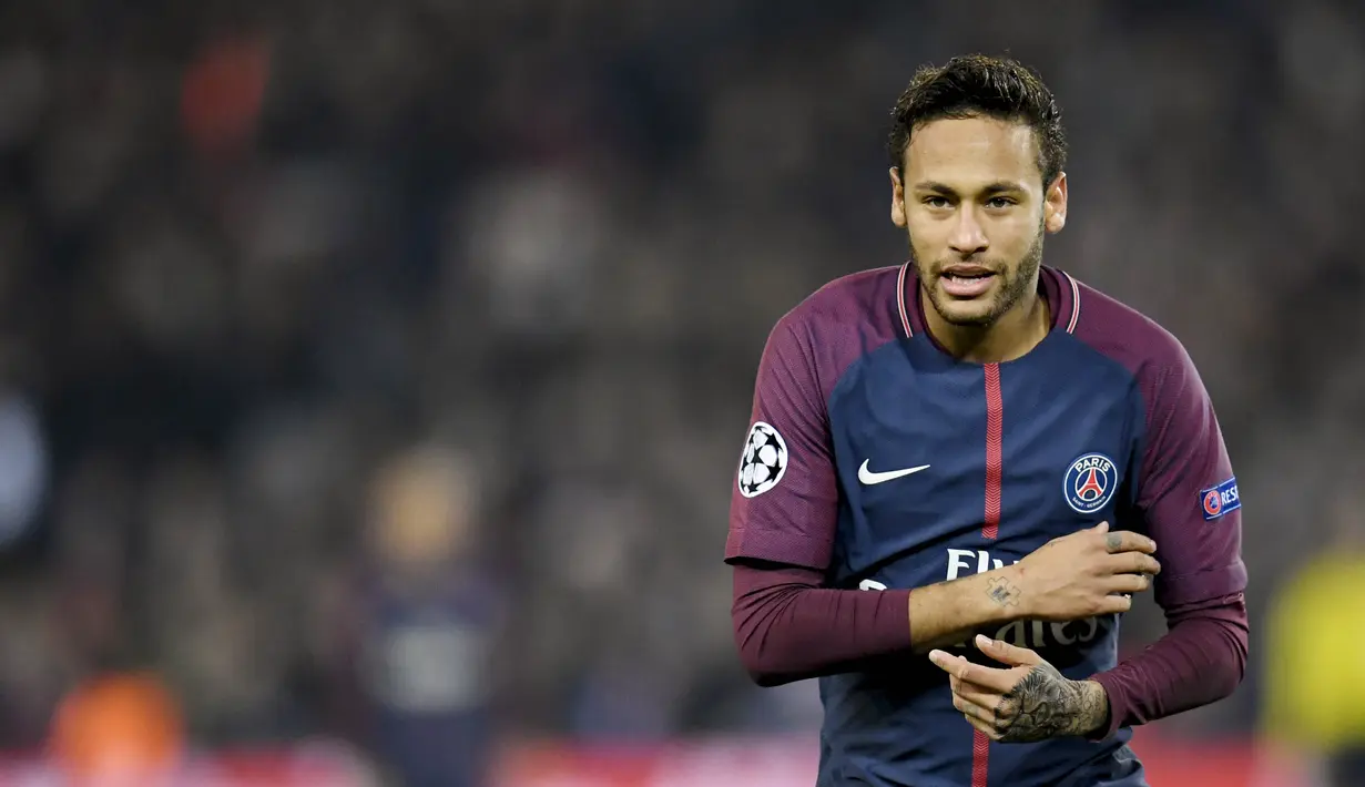 7. Neymar – Pria berusia 27 tahun itu merupakan pemain bola nyentrik dalam berpenampilan. Gaya flamboyan serta kegiatan sehari hari hidupnya sering diperlihatkan ke publik melalui akun YouTobe nya. (AFP/Christophe Simon)