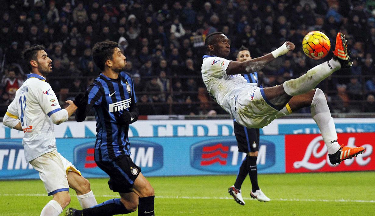 Pemain Frosinone, Modibo Diakte melakukan tendangan salto pada lanjutan liga Italia Serie A, Inter Milan vs Frosinone di Stadion San Siro, Milan, Senin (23/11/2015)dini hari WIB. (REUTERS/Alessandro Garofalo)