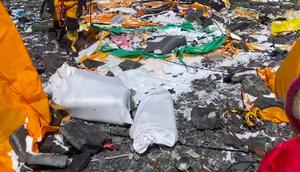 Gunung Everest di Nepal tertutup sampah pendaki. (Dok. Instagram/@tenzi_sherpa1999/https://www.instagram.com/p/CsWVaL8pyms/Dyra Daniera)