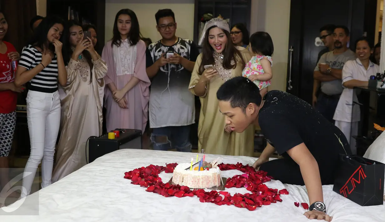 Anak kedua mantan pasangan Anang Hermansyah dengan Krisdayanti, Azriel Akbar Hermansyah meniup lilin saat perayaan ulang tahun yang ke-16 di kawasan Cinere, Depok, Senin (27/6). (Liputan6.com/Herman Zakharia)