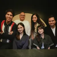 Momen kebersamaan keluarga ini pun langsung mencuri perhatian, termasuk gaya busana para pasangan yang tampil kompak dan effortless. [@berli_photo].