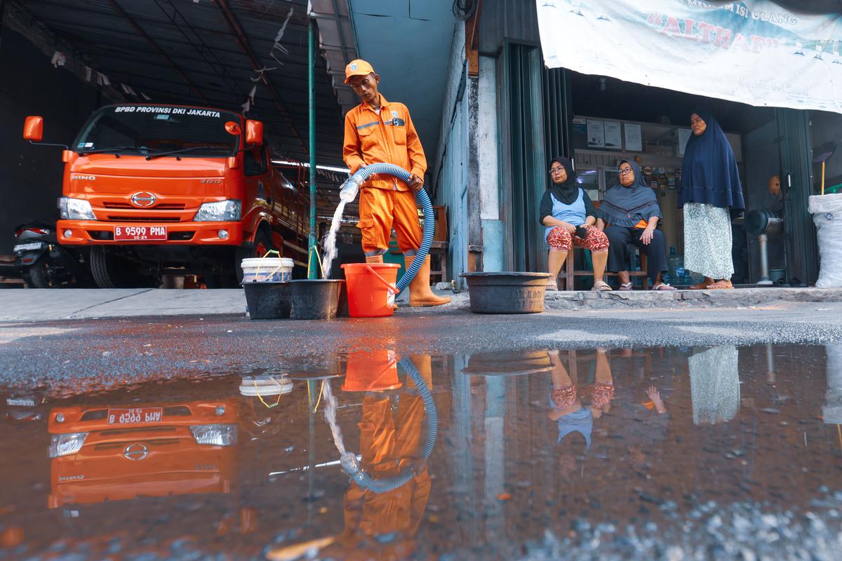 Warga Cilandak Timur Antre Air Bersih