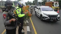 Suasana operasi razia penggunaan masker dan pemeriksaan surat hasil tes cepat antigen di Simpang Gadog, Bogor, Kamis (24/12/2020). Polisi bakal menutup jalur Puncak guna mengantisipasi lonjakan volume kendaraan dan penyebaran Covid-19 seiring peringatan malam tahun baru. (merdeka.com/Arie Basuki)