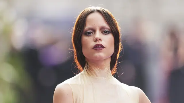 Gaya Dark Beauty Jenna Ortega Saat Hadiri Premiere Wednesday Season 2