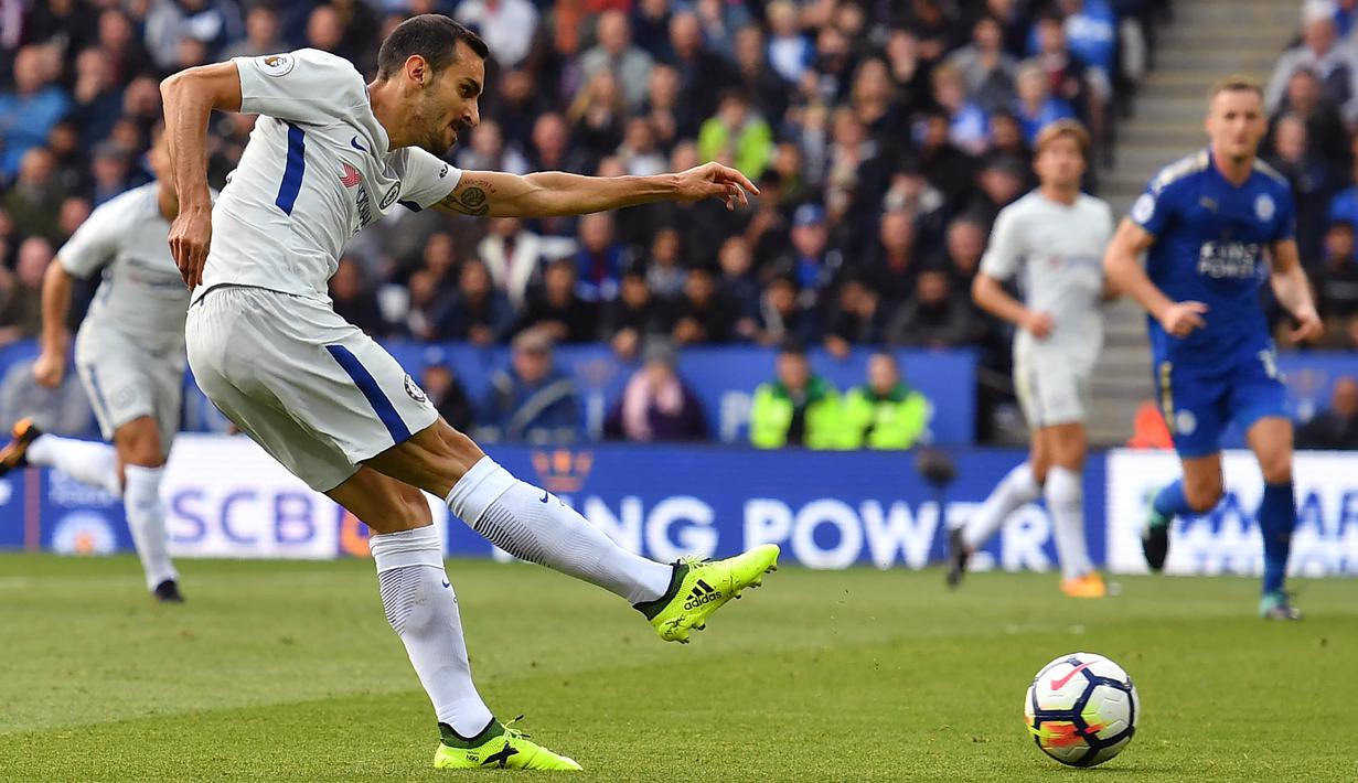 Bek Chelsea, Davide Zappacosta, melepaskan tendangan saat melawan Leicester pada laga Premier League di Stadion King Power, Leicester, Sabtu (9/9/2017). Leicester kalah 1-2 dari Chelsea. (AFP/Ben Stansall)