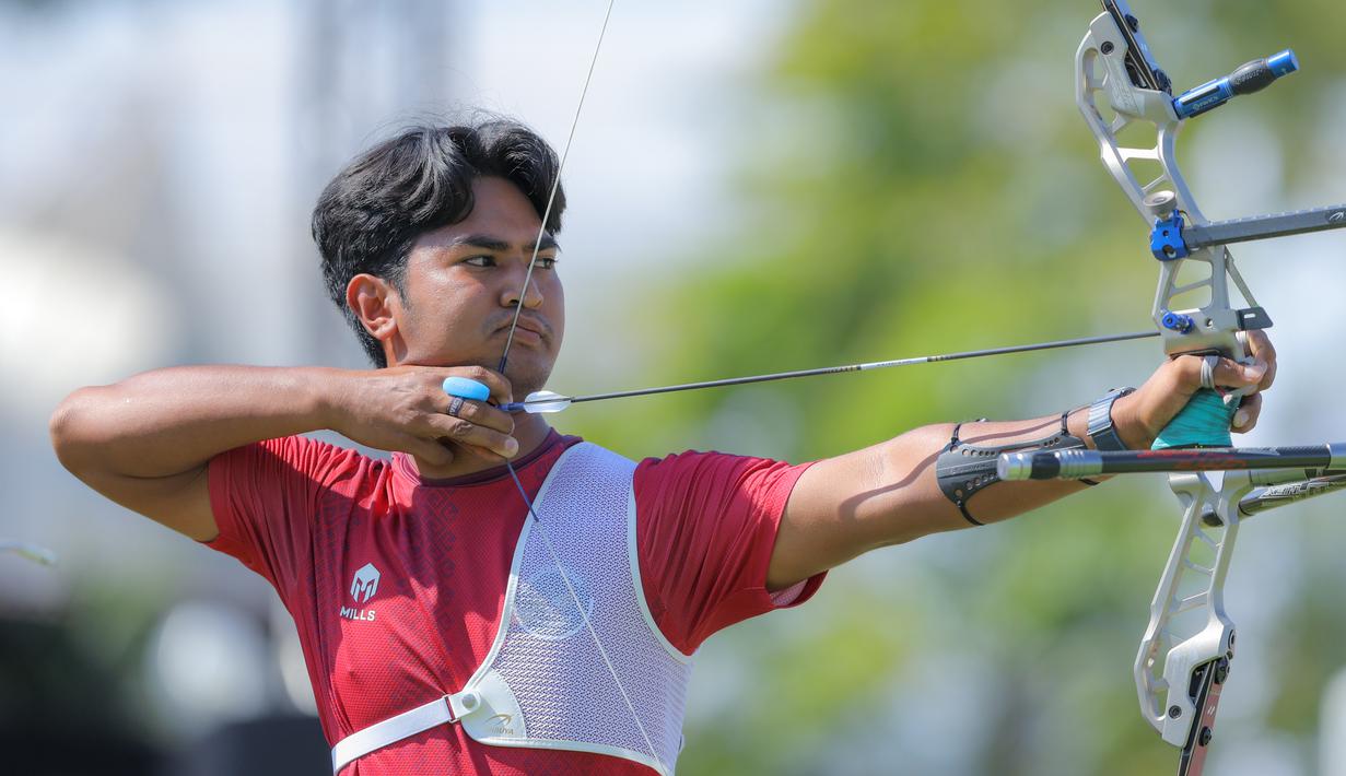 Raihan ini dicapai lewat kerjasama tim yang baik dari Ega Agata Salsabilla, Arif Dwi Pangestu dan Ahmad Khoirul Baasith. Tampak dalam foto, tim panahan Indonesia, Ahmad Khoirul Baasith saat bertanding pada final nomor recurve beregu putra SEA Games 2025 di Football Field 1, Bangkok, Thailand, Rabu (17/12/2025). (Bola.com/Bagaskara Lazuardi)
