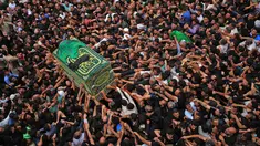 Umat Syiah Irak membawa peti jenazah saat memperingati wafatnya Imam Musa al-Kadhim di Kadhimiya, Irak (12/4). Ribuan peziarah mendatangi tempat tersebut untuk memperingati wafatnya Musa al-Kadhim. (AFP Photo/Ahmad Al-Rubaye)