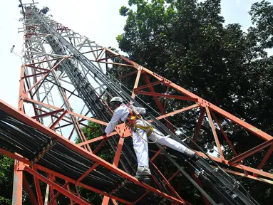 Teknisi melakukan perawatan rutin menara jaringan telekomunikasi milik PT Tower Bersama Infrastructure Tbk, Jakarta, Rabu (2/11). Indonesia menargetkan menjadi negara ekonomi digital terbesar di Asia tenggara tahun 2020. (Liputan6.com/Angga Yuniar)