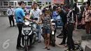 Suasana jalanan Kyai Tapa yang ramai dengan para pengendara yang terkena operasi cabut pentil,  Jakarta, Jumat (23/10/2015). Pencabutan pentil membawa berkah kepada para juru tambal disini. (Liputan6.com/Immanuel Antonius)