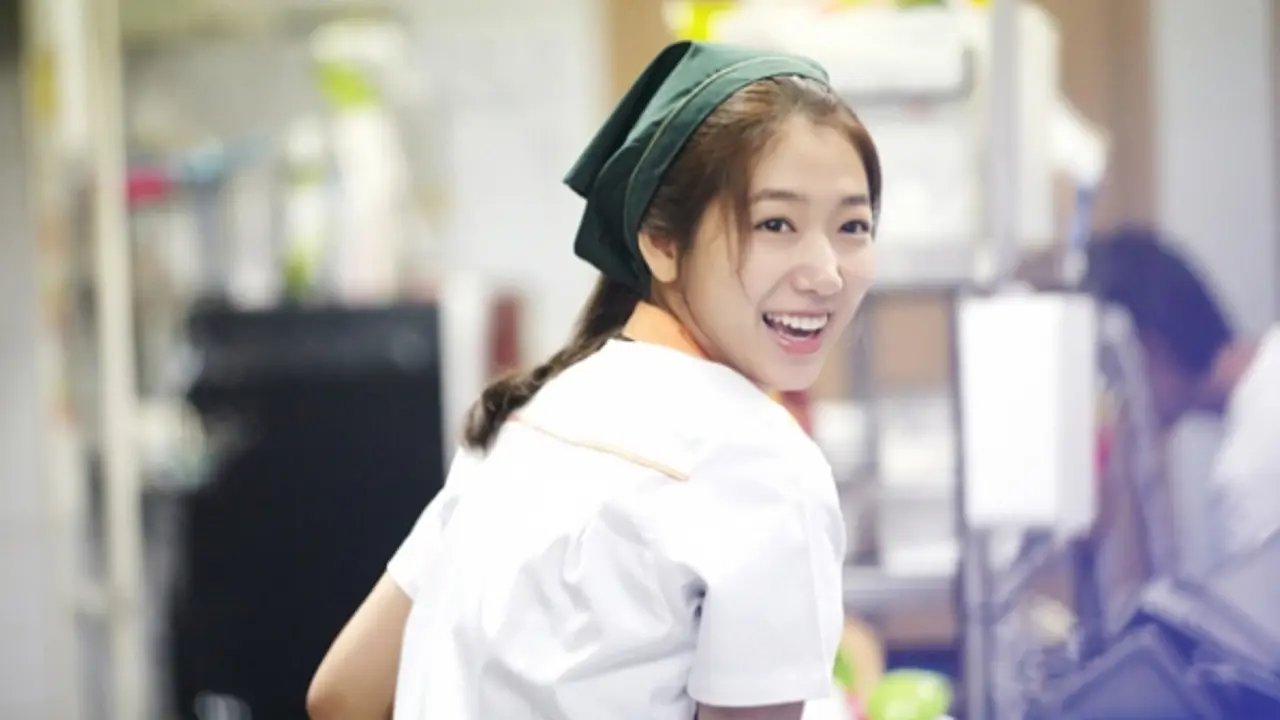 Park Shin Hye Tak Malu Jadi Pelayan di Restoran Orangtua