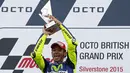 Ini adalah kemenangan perdana Valentino Rossi di Sirkuit Silverstone, Inggris. Minggu (30/8/2015). (Reuters/Darren Staples)