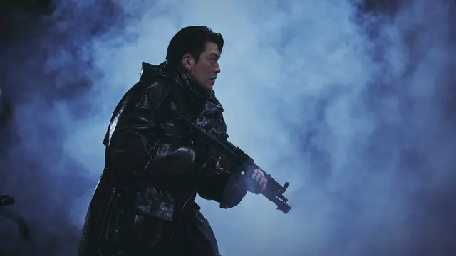 Kim Woo Bin dalam serial Black Knight. (Foto: Kim Jin Young/Netflix)