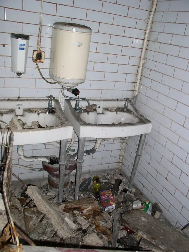 Keren, Begini Perubahan Drastis Toilet Rusak Jadi Rumah Mewah