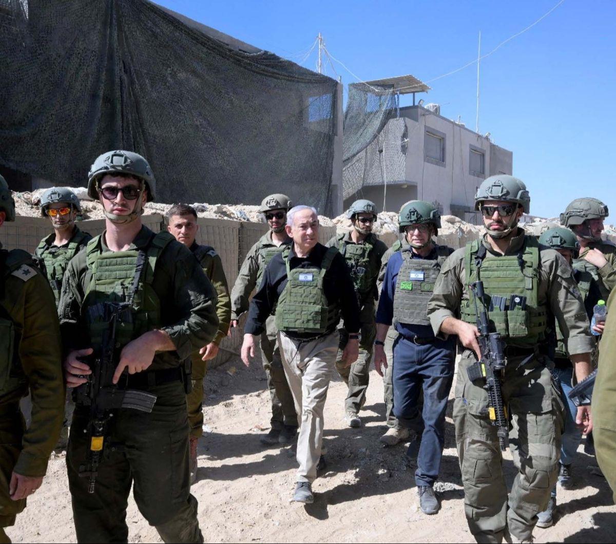 Perdana Menteri (PM) Israel Benjamin Netanyahu menginjakkan kakinya di Jalur Gaza bagian selatan, tepatnya di wilayah Rafah, pada Kamis (18/7/2024). Dalam kunjungan mendadak ini, Netanyahu mendapatkan pengawalan ketat dari pasukan militer IDF. Dia juga ta