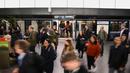 Penumpang tiba di Stasiun Canary Wharf Elizabeth Line yang baru dibuka di London Timur, Inggris, Senin (7/11/2022). Kereta bawah tanah ini sekarang memungkinkan penumpang untuk melakukan perjalanan melintasi ibukota tanpa harus berpindah stasiun. (Daniel LEAL / AFP)