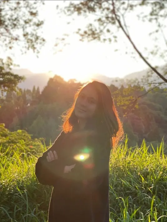 Tak terkecuali wisata alam pegunungan yang jadi salah satu primadona Pevita Pearce melepas penat. Meski bermuka bantal, Pevita tetap menawan. (Liputan6.com/IG/pevitapearce)