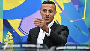 Mantan pemain Spanyol, Thiago Alcantara, memberi isyarat di atas panggung saat pengundian play-off babak gugur Liga Champions UEFA 2024-2025 di House of European Football di Nyon, pada 31 Januari 2025. (Fabrice COFFRINI/AFP)
