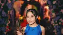 Baru saja raih penghargaan, Prilly Latuconsina tampil feminin dan cheerfull dalam balutan ansambel serba biru  dari @sebastianredofficial.