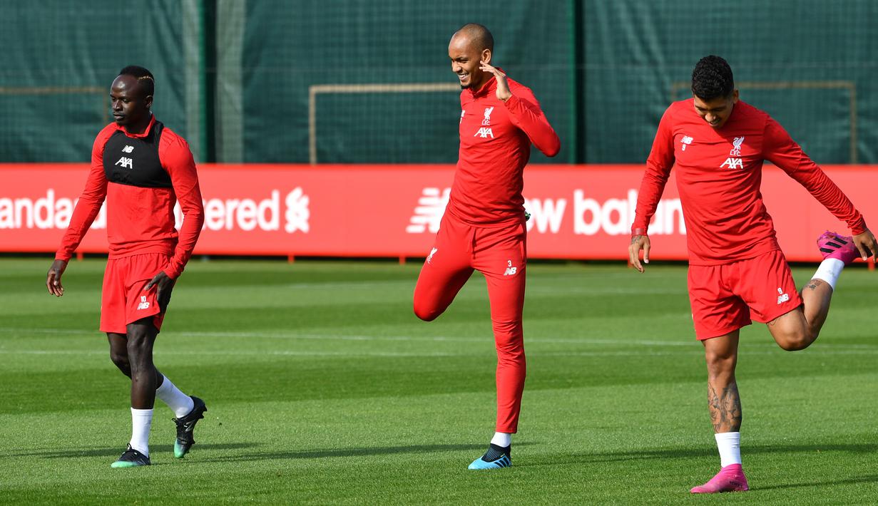 Pemain Liverpool Sadio Mane (kiri) bersama Fabinho (tengah) dan Roberto Firmino (kanan) saat sesi latihan di Kompleks Melwood, Liverpool, Inggris, Senin (16/9/2019). Liverpool akan menghadapi Napoli pada laga perdana Grup E Liga Champions 2019-2020. (Paul ELLIS/AFP)