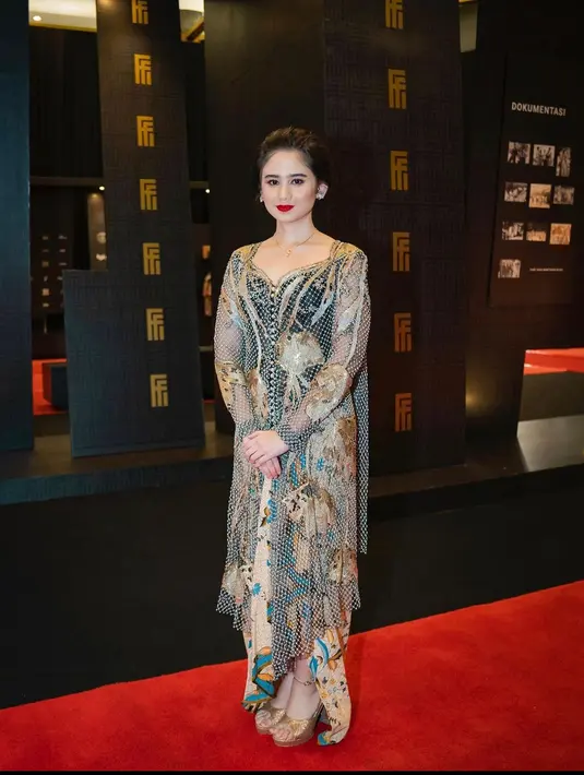 <p>Kain batik juga cantik ketika dipadu padankan dengan kebaya modern, lho.&nbsp;(instagram/tissabiani)</p>