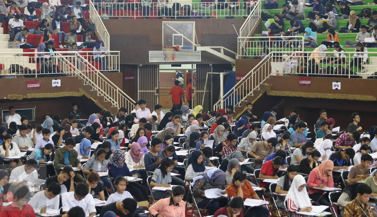 Ratusan peserta mengikuti Try Out Nasional SBMPTN 2016 di GOR Ciracas, Jakarta, Sabtu (21/5). Peserta diikuti siswa  SLTA/sederajat di 34 Provinsi se-Indonesia. (Liputan6.com/Immanuel Antonius)