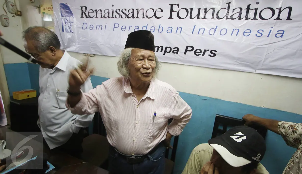 Budayawan Betawi Ridwan Saidi (tengah) bersama pengamat politik Renaissance Foundation Amir Hamzah dan Kamal hadir sebagai pembicara dalam diskusi terkait Reklamasi Pantai Utara Jakarta di Cikini, Jakarta, Kamis (14/7). (Liputan6.com/Immanuel Antonius)
