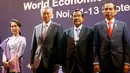 Presiden Joko Widodo (kanan) bersama Pemimpin Myanmar Aung San Suu Kyi (kiri), PM Singapura Lee Hsien Loong (dua kiri), dan PM Kamboja Hun Sen (dua kanan) saat pembukaan World Economic Forum on ASEAN, Hanoi, Vietnam, Rabu (12/9). (AP Photo/Bullit Marquez)