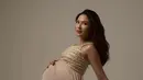 <p>Dia juga mengenakan gaun berwarna creme dan berpose dengan tatapan yang intens menghadap kamera. (Foto: Instagram/ jscmila)</p>