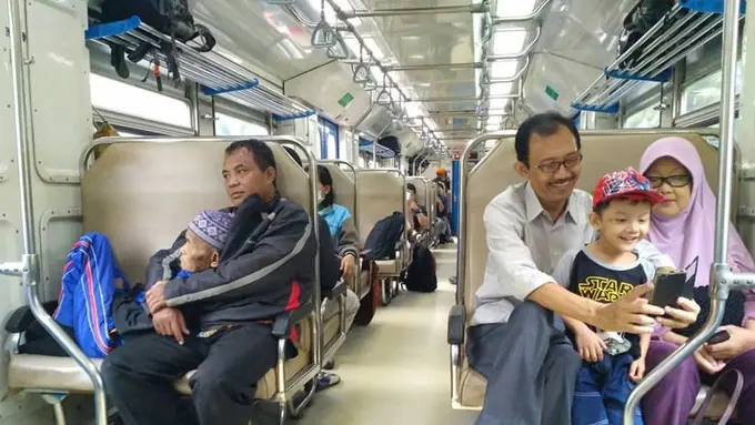 [Bintang] Fokus ke Foto Bapak Sebelah Kiri, Ribuan Netizen Menangis Terharu