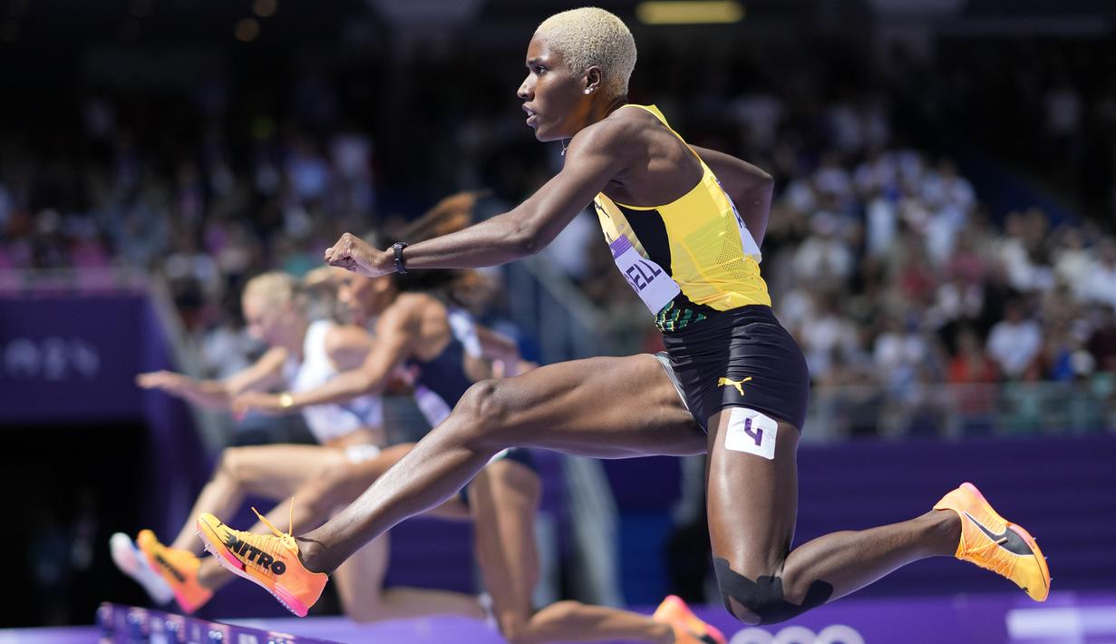 Pelari Jamaika, Janieve Russell berkompetisi dalam nomor lari gawang 400 meter Olimpiade Paris 2024 di Stade de France, Paris, Prancis, 4 Agustus 2024. (AP Photo/Bernat Armangue)